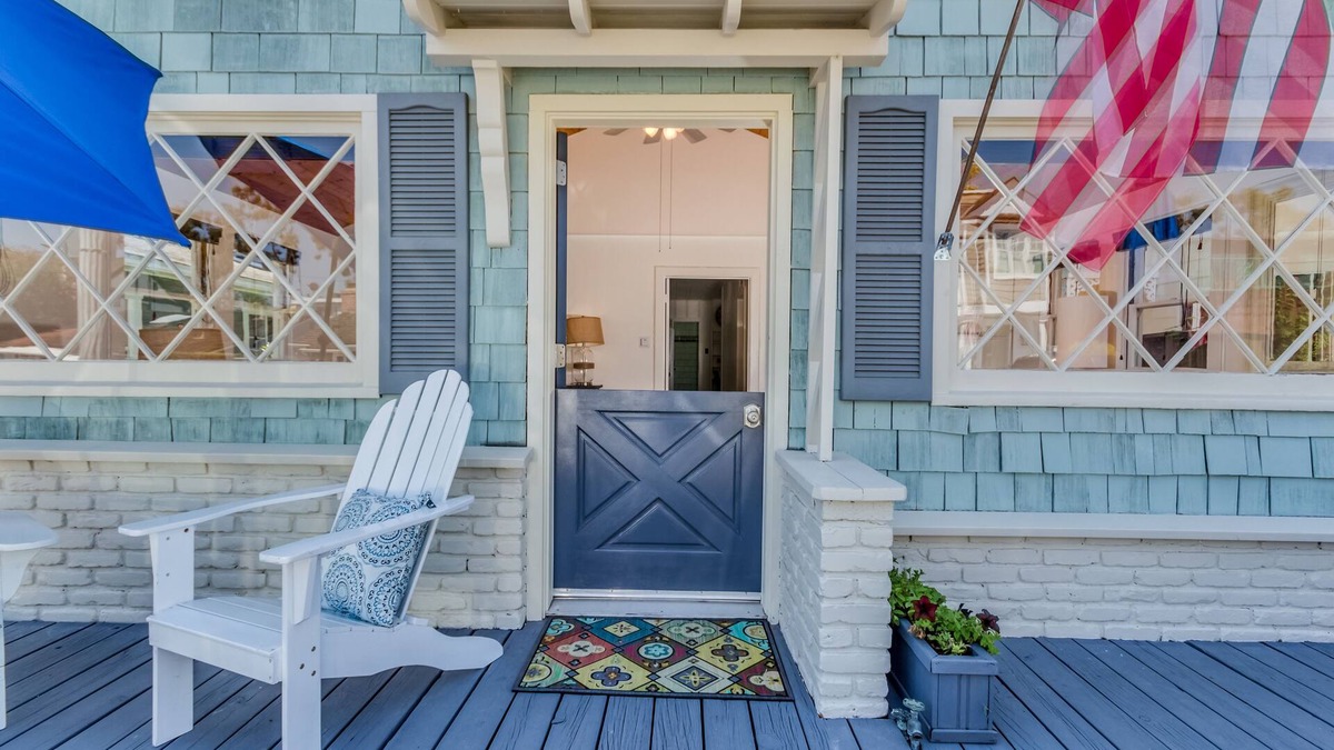 Balboa Island Cottage | ☀️3 Bedroom Beach cottage on Balboa Island. 1 block to sand ⛱️