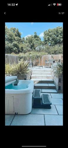 Portsmouth House | 3 Bedroom Beautiful Home with Garden, AC, Hot Tub