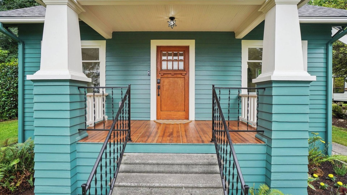 Collins View House | 3 Bedroom - Beautifully Remodeled Bungalow - Extended Stays