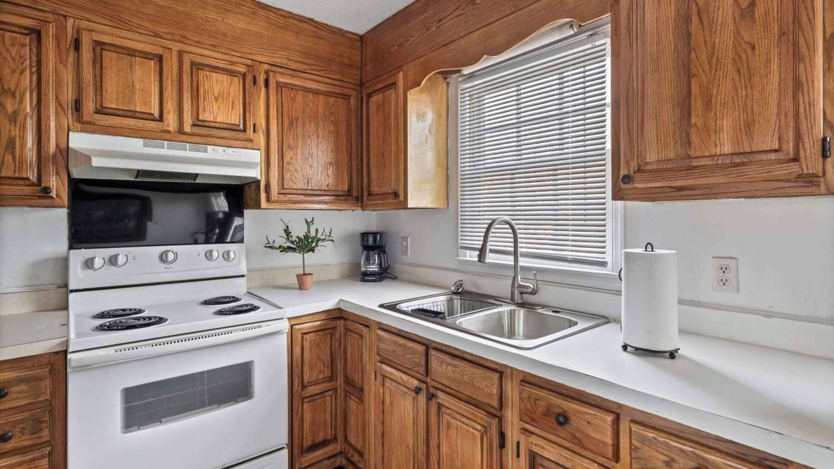 Greensboro House | 3-bedroom building in delightful Greensboro with AC, WiFi. Enjoy your stay