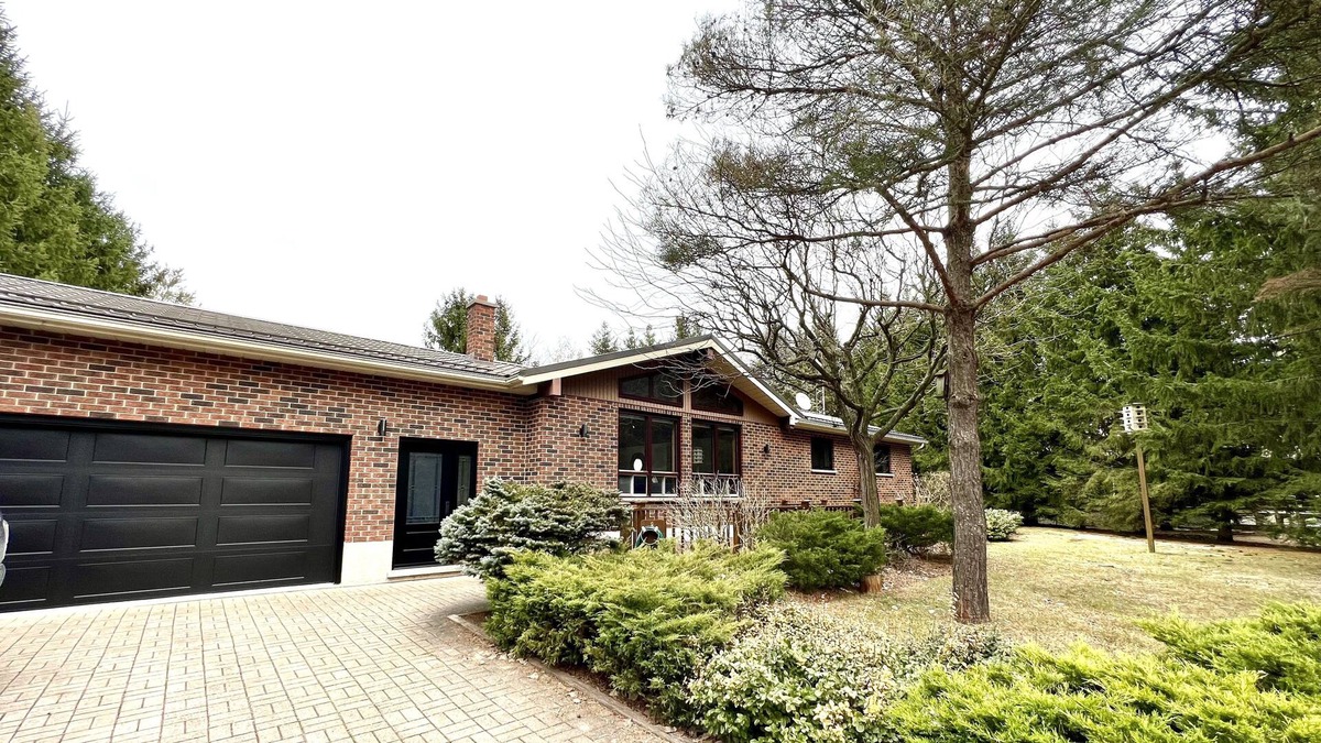 Lambton Shores Cottage | 3 Bedroom Bungalow, Walk to the Beach!
