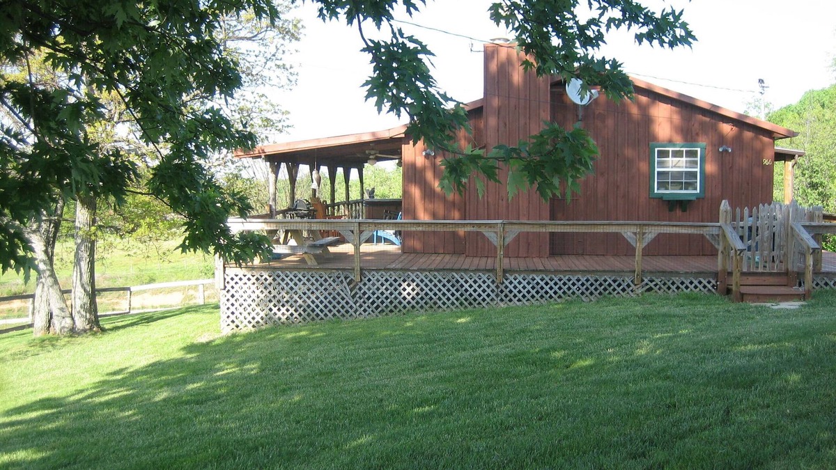 Mohawk Cabin | 3 Bedroom Cabin at Autumn Dancer Llama Farm.Pet Friendly.Fenced Yard