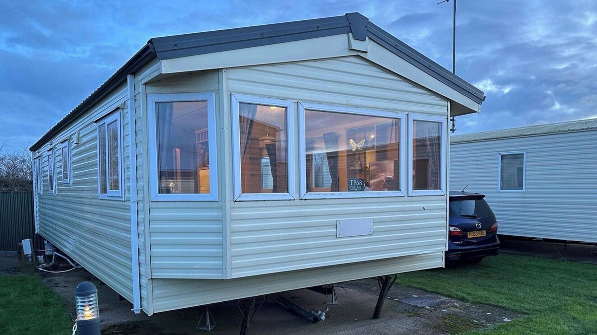 Rhyl Ski Chalet | 3 Bedroom Caravan - Sleeps 6, Pool & Garden