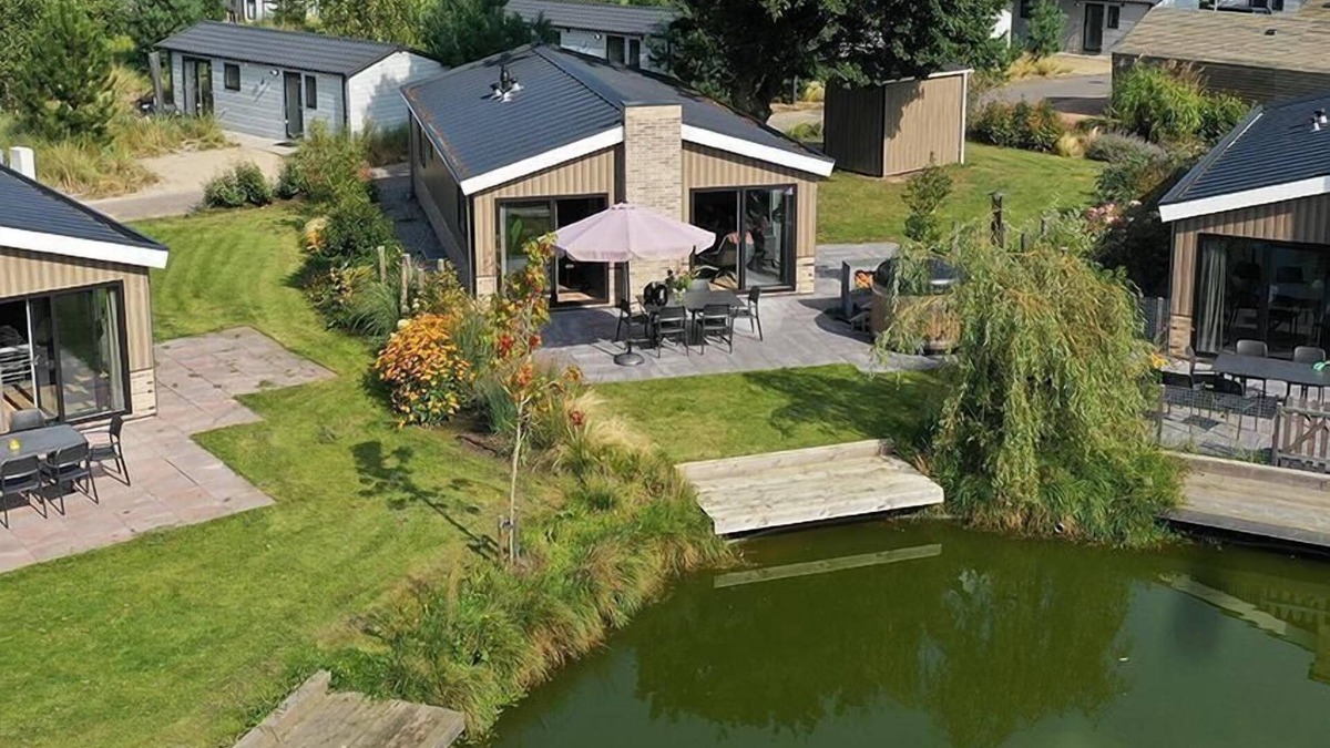 Biddinghuizen House | 3-bedroom chalet with terrace and hot tub