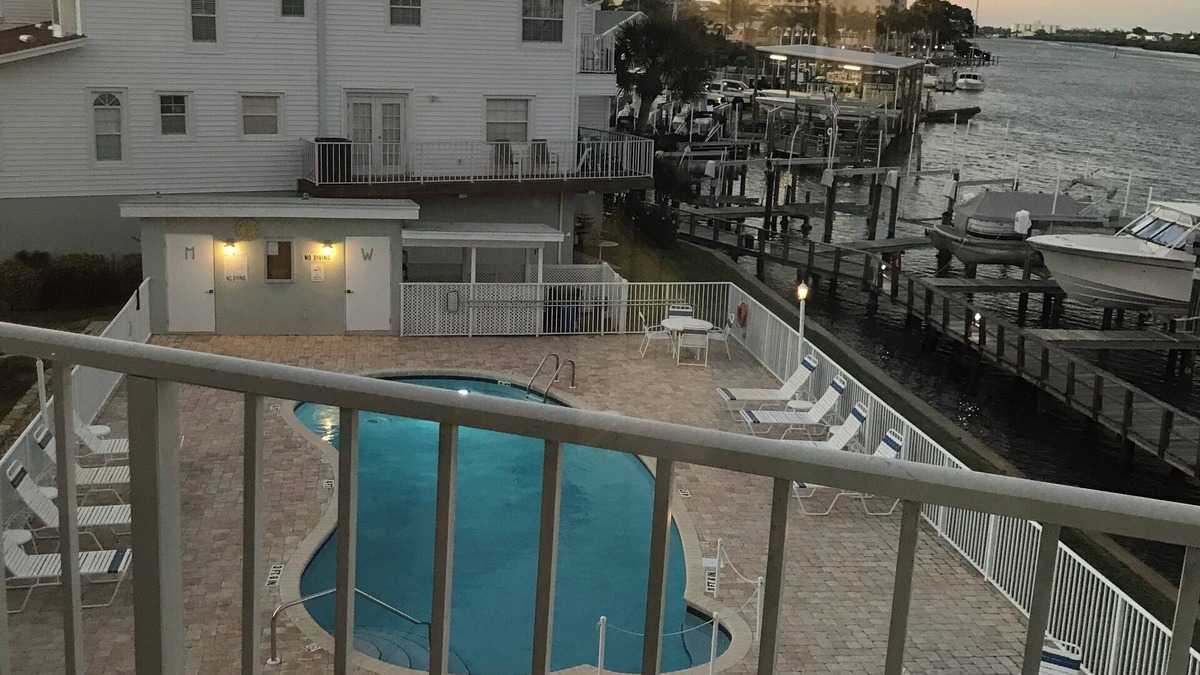 Indian Shores Condo | 3-bedroom condo in terrific Indian Shores beach sleeps 8. 30day minimum.
