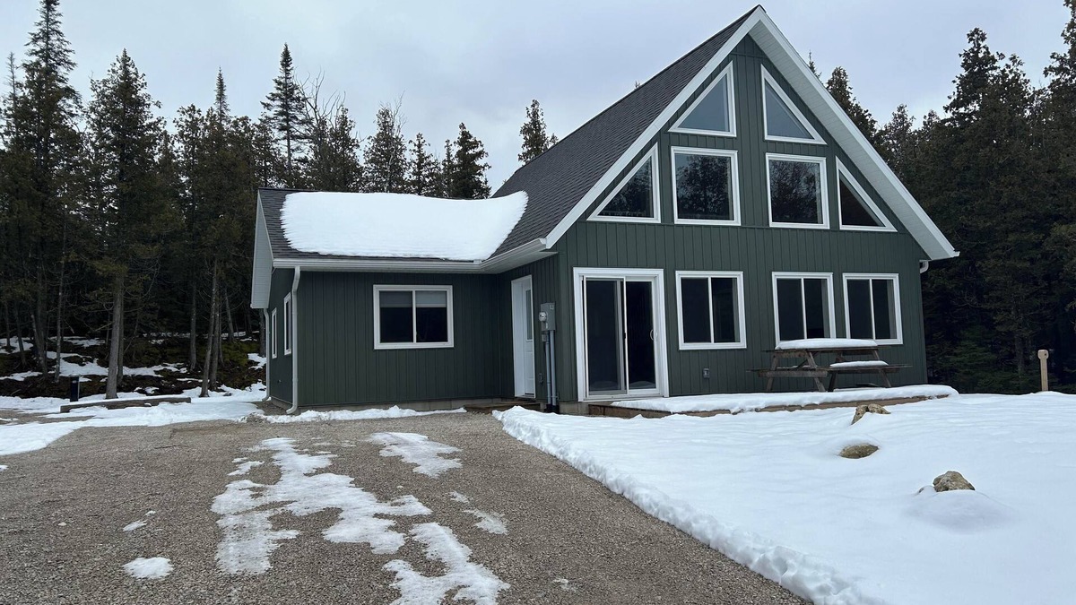 Tobermory House | 3 Bedroom Cottage- 51 Corey Cres