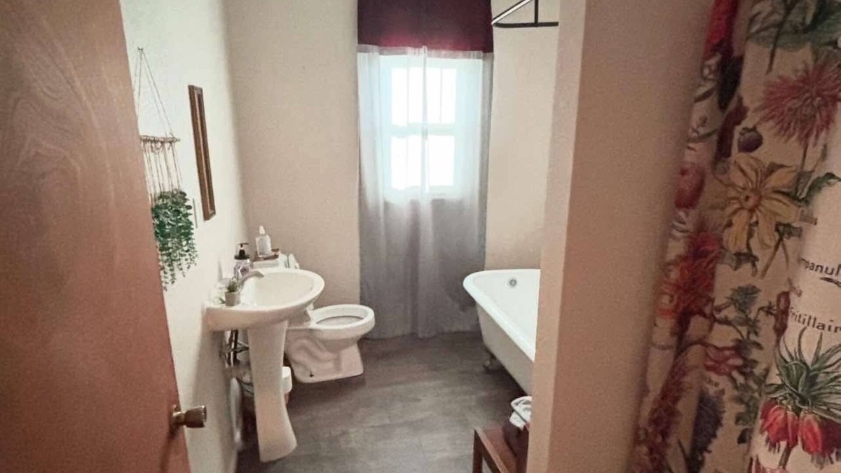 Fourmile House | 3-Bedroom Cottage, Peaceful setting, Close to Parks, 2 min. from Bell Theatre