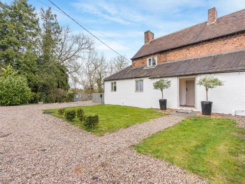 Shifnal House | 3 Bedroom Country Cottage with Private Garden