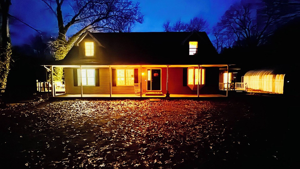 Dowagiac House | 3-bedroom country house in charming Dowagiac with WiFi and laundry.