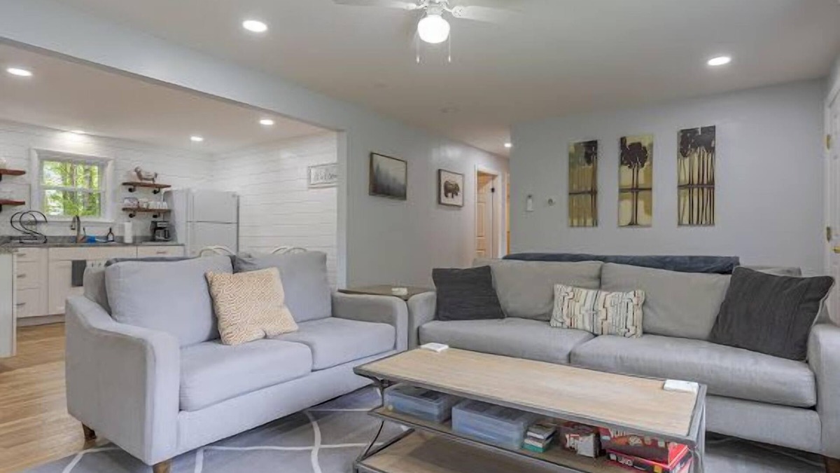 Ellsworth House | 3-bedroom Cozy Home in Ellsworth with AC, WiFi