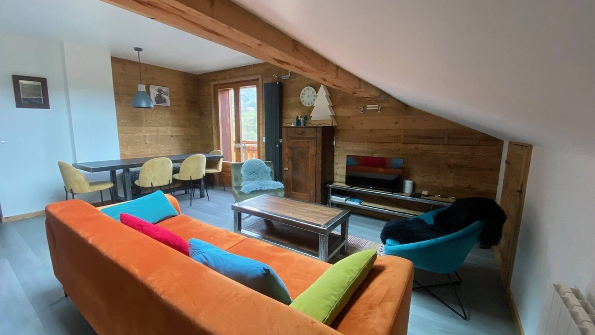 Araches-la-Frasse House | 3-bedroom duplex in quiet, cocooning chalet. Pets welcome!