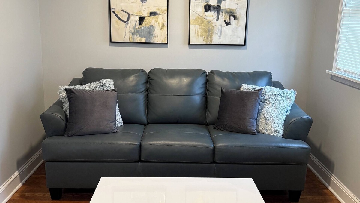 Stroudsburg Apartment | 3-bedroom duplex apartment in lovely Stroudsburg by Main Street.