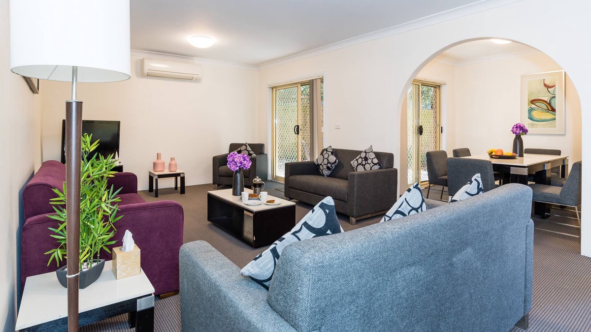 Eastwood House | 3 bedroom executive townhouse accommodation suitable for short & extended stays