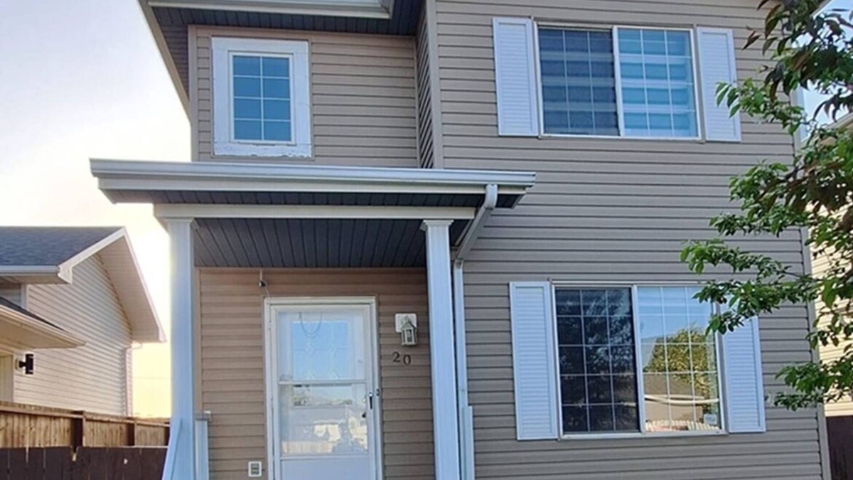 Calgary House | 3-BEDROOM FAMILY HOME 2-floor Spacious & A/C, comfy stay 2Relaxing Living Rooms