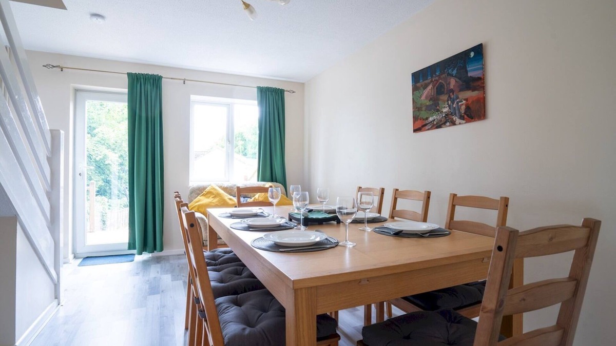 Chalford House | 3 Bedroom family home | Parking | Garden| Pass the Keys