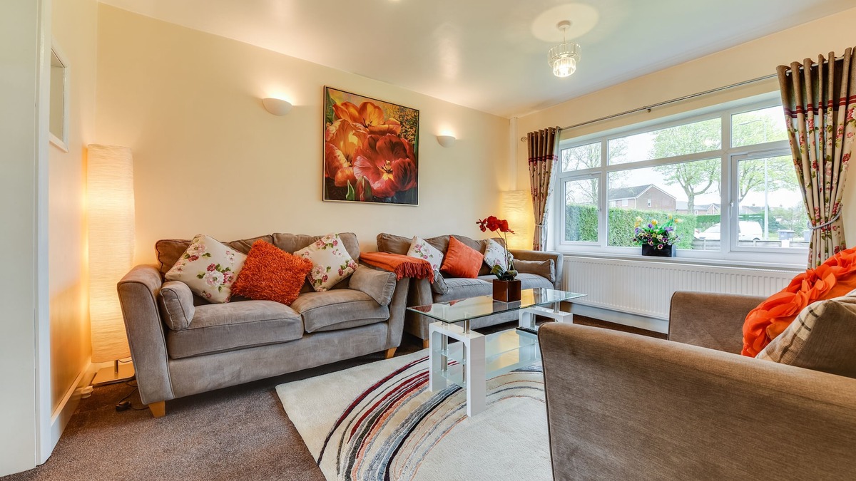 Wigan House | 3 Bedroom Home. Home Working. Free Parking. Garden. Wigan