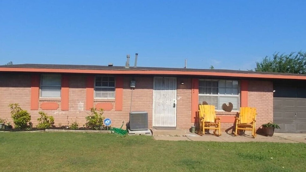 Lawton House | 3 bedroom home near Base rocking chair