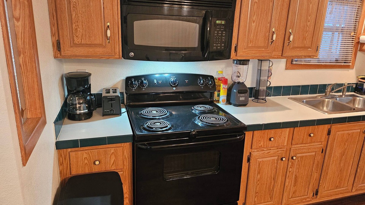 Los Fresnos House | 3-bedroom home, near SPI and SpaceX with Wi-Fi, full kitchen, washer/dryer