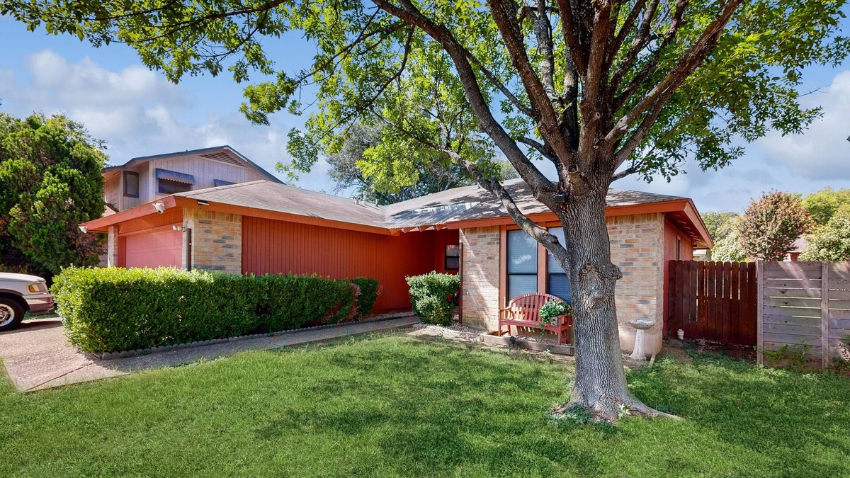 McKinney House | 3-bedroom home with enclosed backyard in South Austin