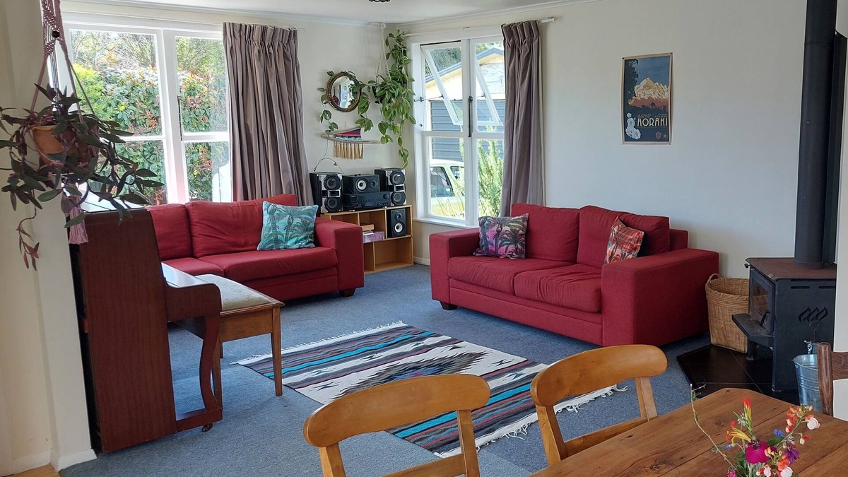 Paekakariki House | 3 bedroom home with great access to Q E park.