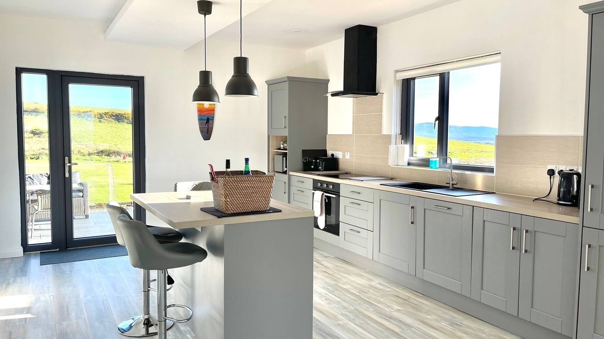 Ballyshannon Ski Chalet | 3 bedroom home with snooker/gym studio by the sea in Rossnowlagh, Co. Donegal