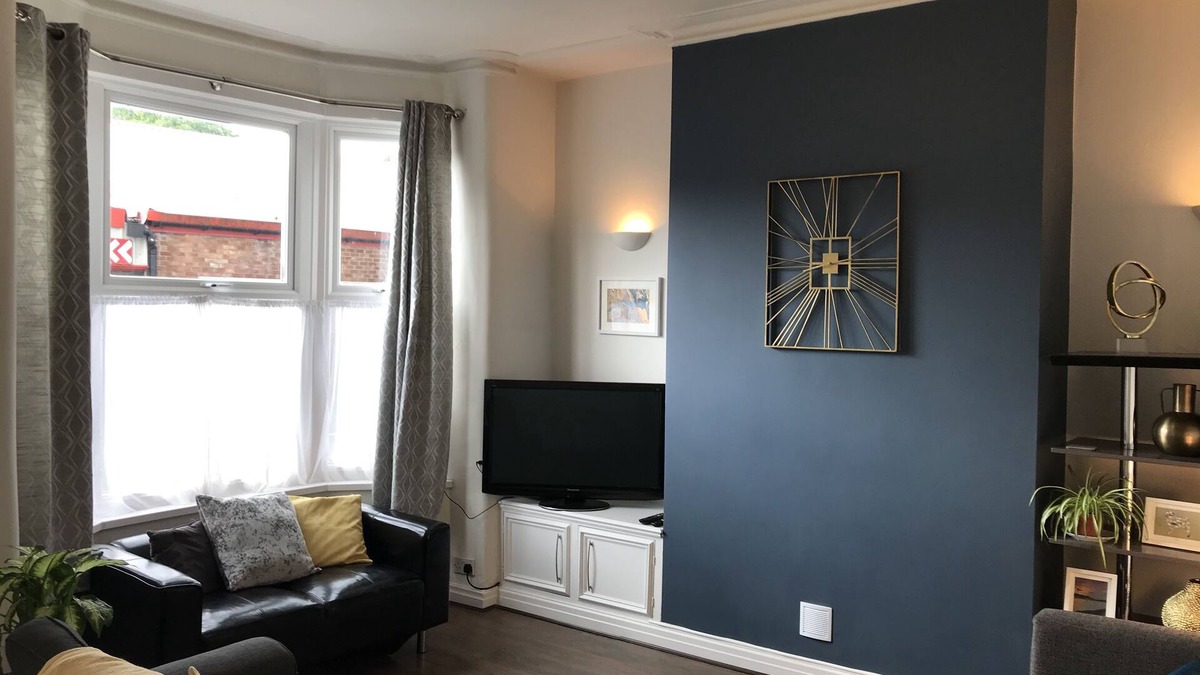 Preston House | 3 bedroom house close to M6 & M55