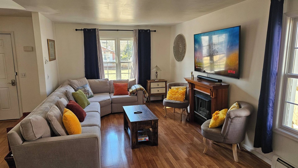 Mastic House | 3-bedroom house in delightful Mastic with WiFi, AC