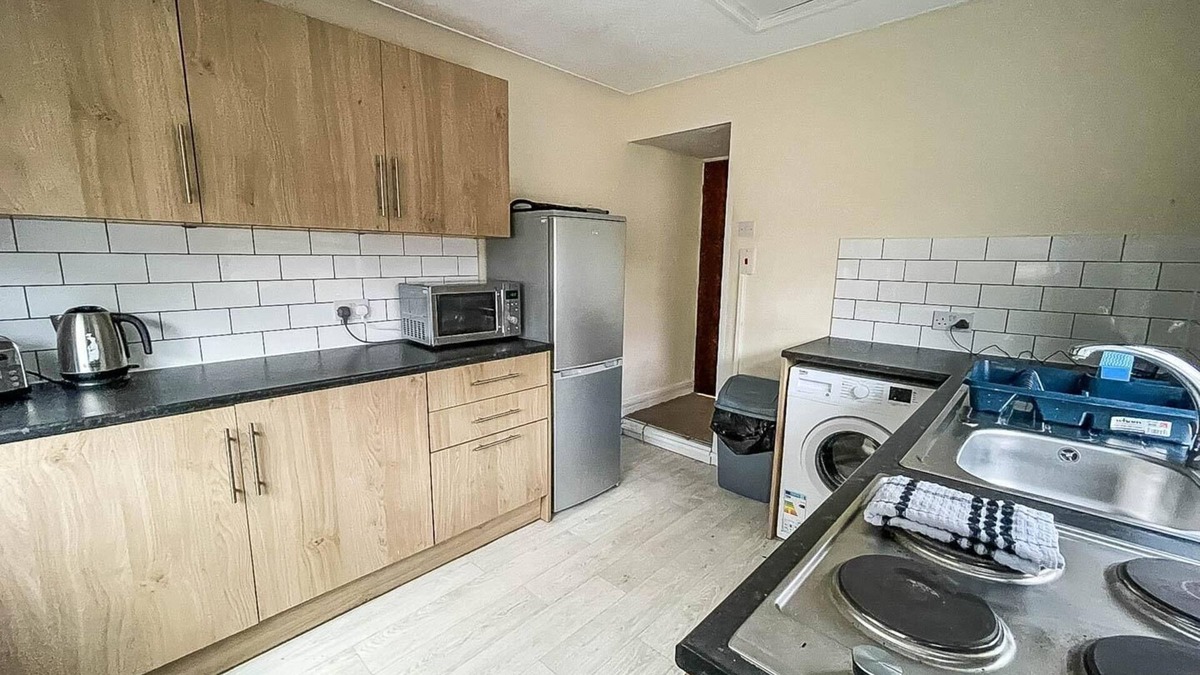Hull House | 3 bedroom house in Hull, sleeps 8 ref 99588SB