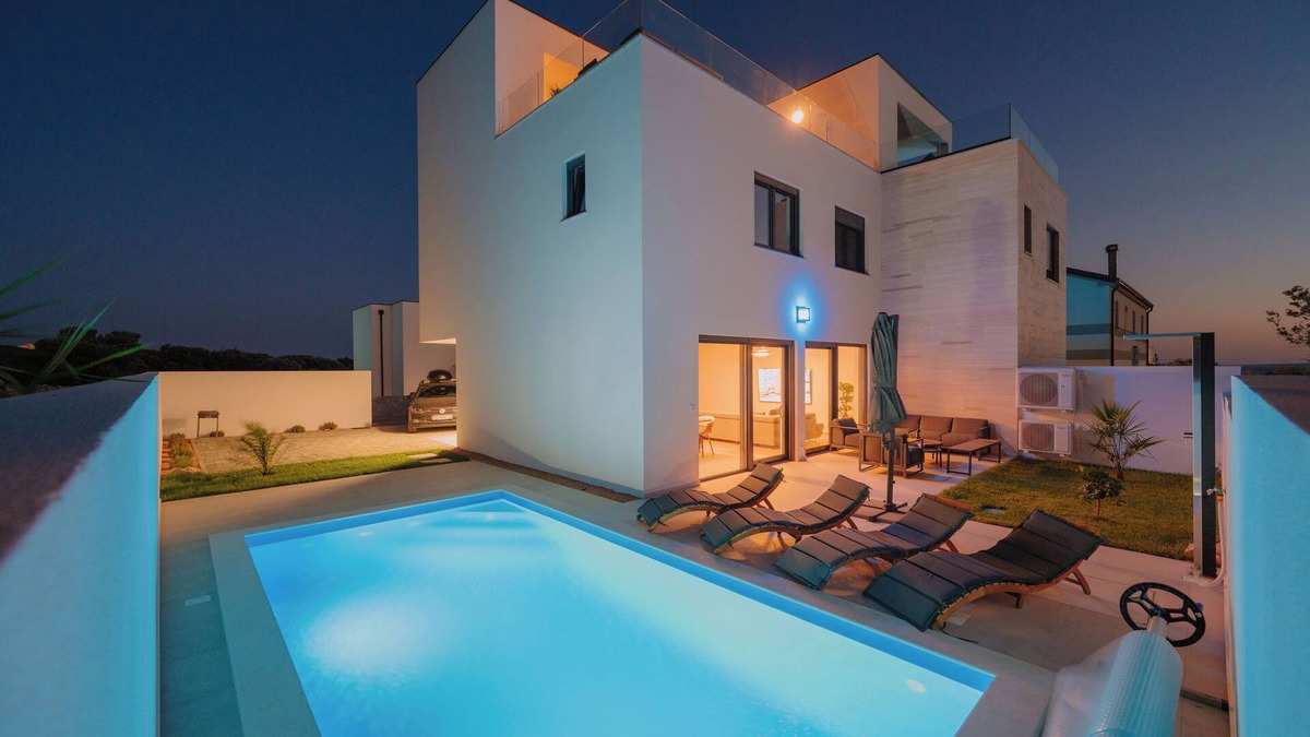Kolan House | 3-bedroom house in lovely Mandre with AC, WiFi. Enjoy your stay