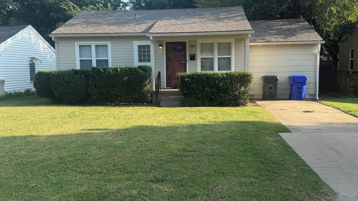 Norman House | 3-bedroom house Norman a mile from campus with firepit,pool table,pingpong table