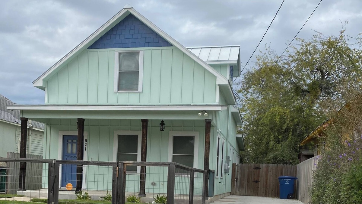 Near East Side House | 3 Bedroom house walking distance to River Walk, Alamodome & Convention Center.