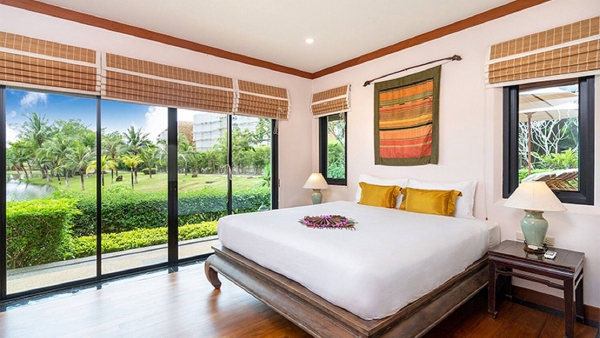 Nai Harn Villa | 3-Bedroom Lake View Pool Villa for Rent in Naiharn Beach, Phuket