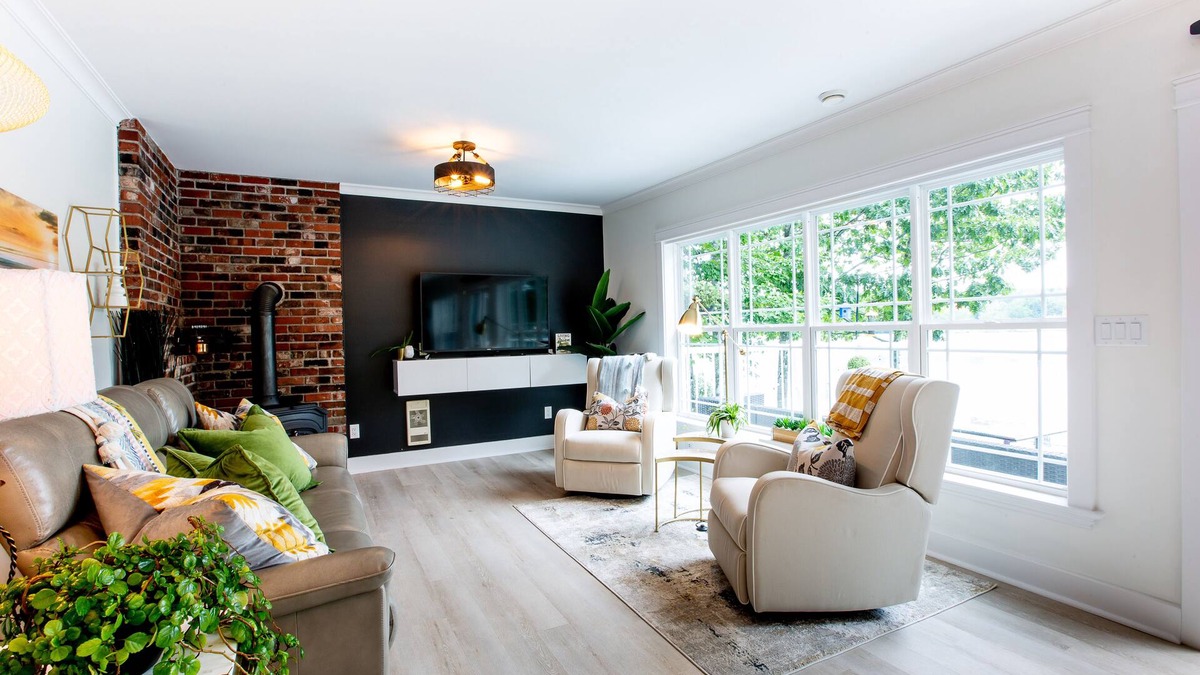Shortts Lake Cottage | 3 Bedroom Lakefront less than 1 hr from Halifax with Hot Tub, WIFI and AC