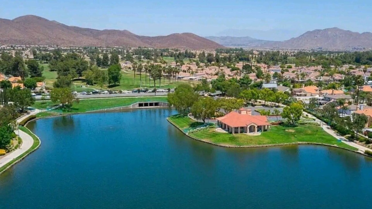 Menifee House | 3 Bedroom Lakeside Home