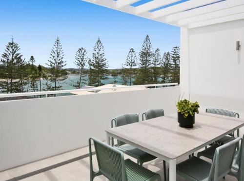 Burleigh Heads House | 3 Bedroom Luxury Townhouse in Burleigh Heads with Private Roof Terrace & Views over Tallebudgera & Burleigh Headland