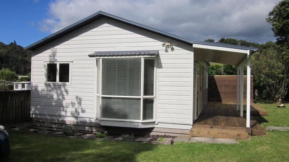 Whiritoa House | 3 bedroom modern bach 3 minutes from beach