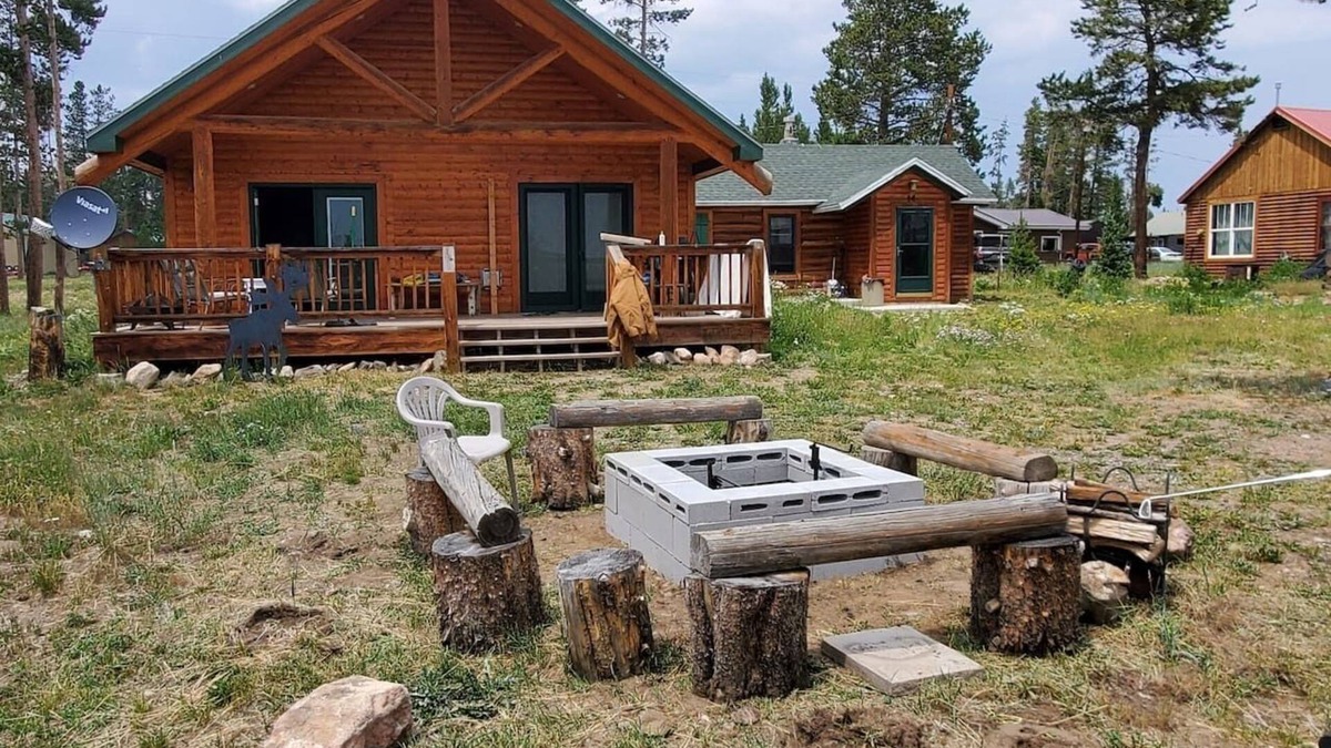 Foxpark Cabin | 3 Bedroom remote Cabin with wifi- 5 minute ride to main trails.
