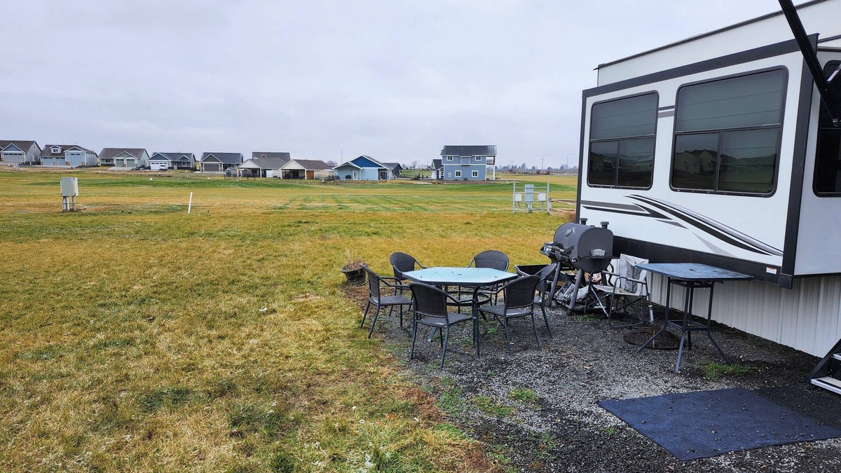 Moses Lake House | 3-bedroom RV in charming mardon resort on the golf course. Pets ok with AC, WiFi