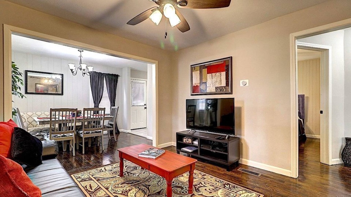 Doraville Apartment | 3 Bedroom Single family L-554085 by Houzlet