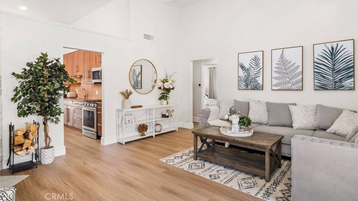 Mission Viejo Apartment | 3 Bedroom Single family L-597259 by Houzlet
