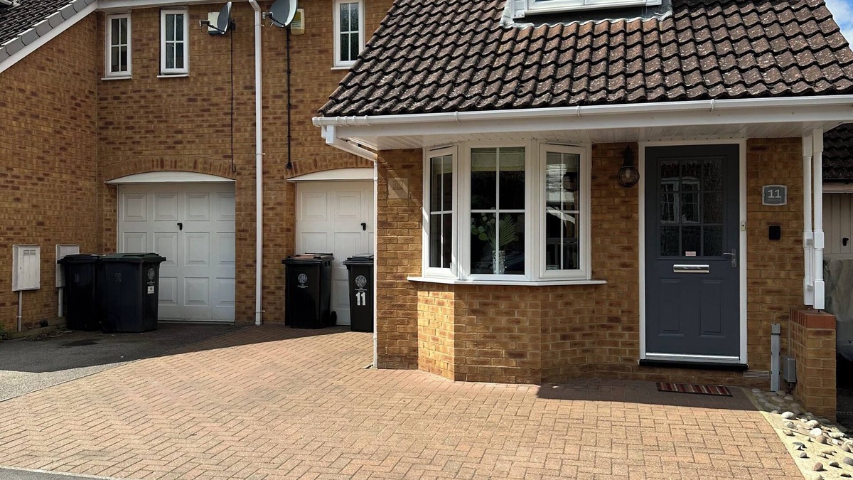 Higham Ferrers House | 3 Bedroom, Sleeps 5/6, drive and car charger, near Rushden Lakes.