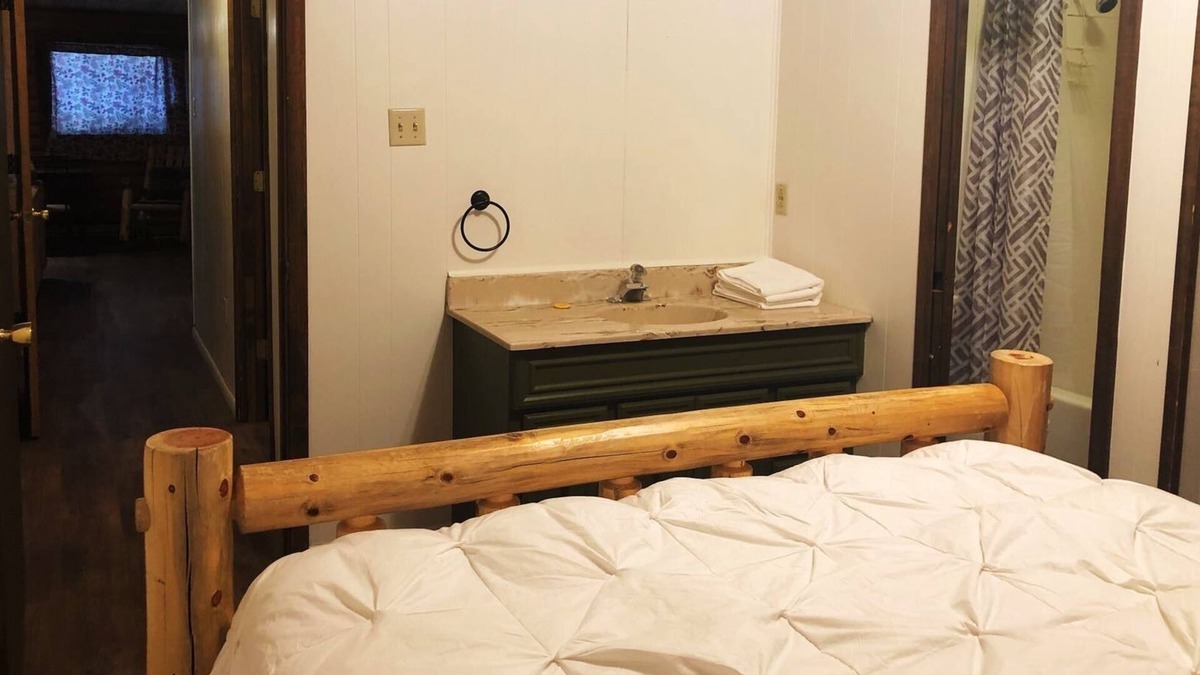 Weston Cabin | 3 Bedroom Snowshoe Log Cabin