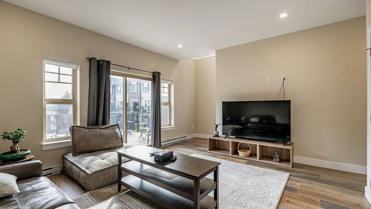 Abbotsford House | 3-bedroom townhome in lovely Abbotsford with WiFi, AC
