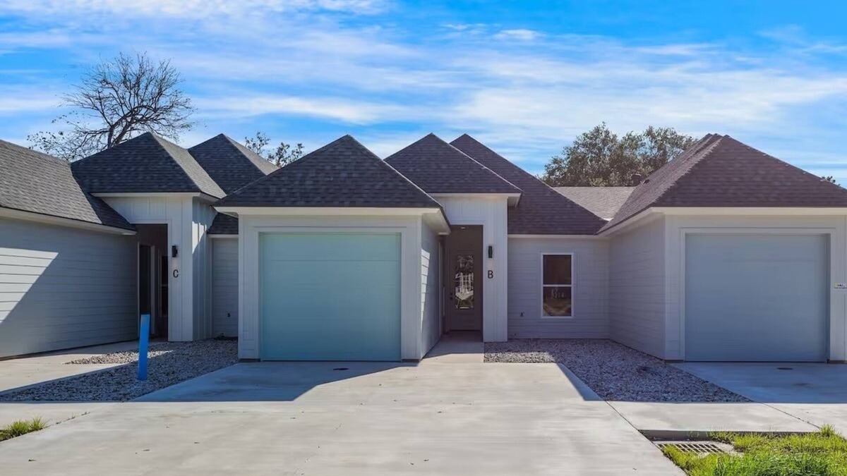 Broussard House | 3-bedroom townhome in the Hart of Broussard