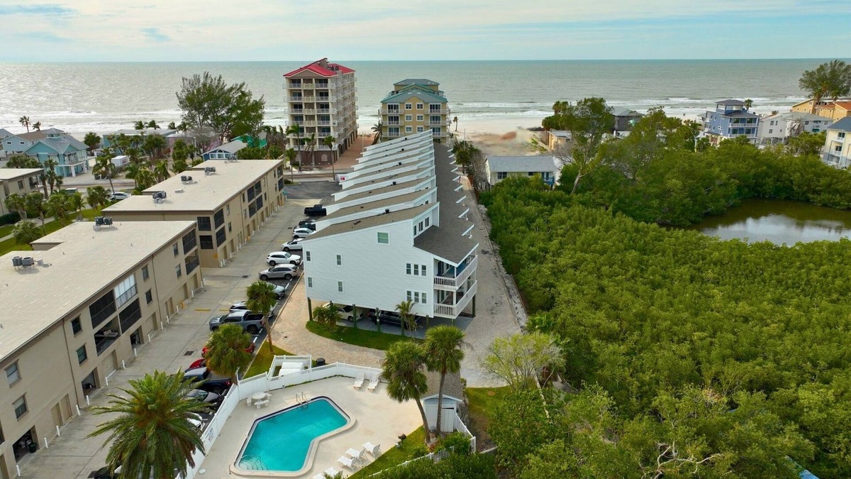 Indian Shores House | 3-bedroom Treehouse on the Beach!