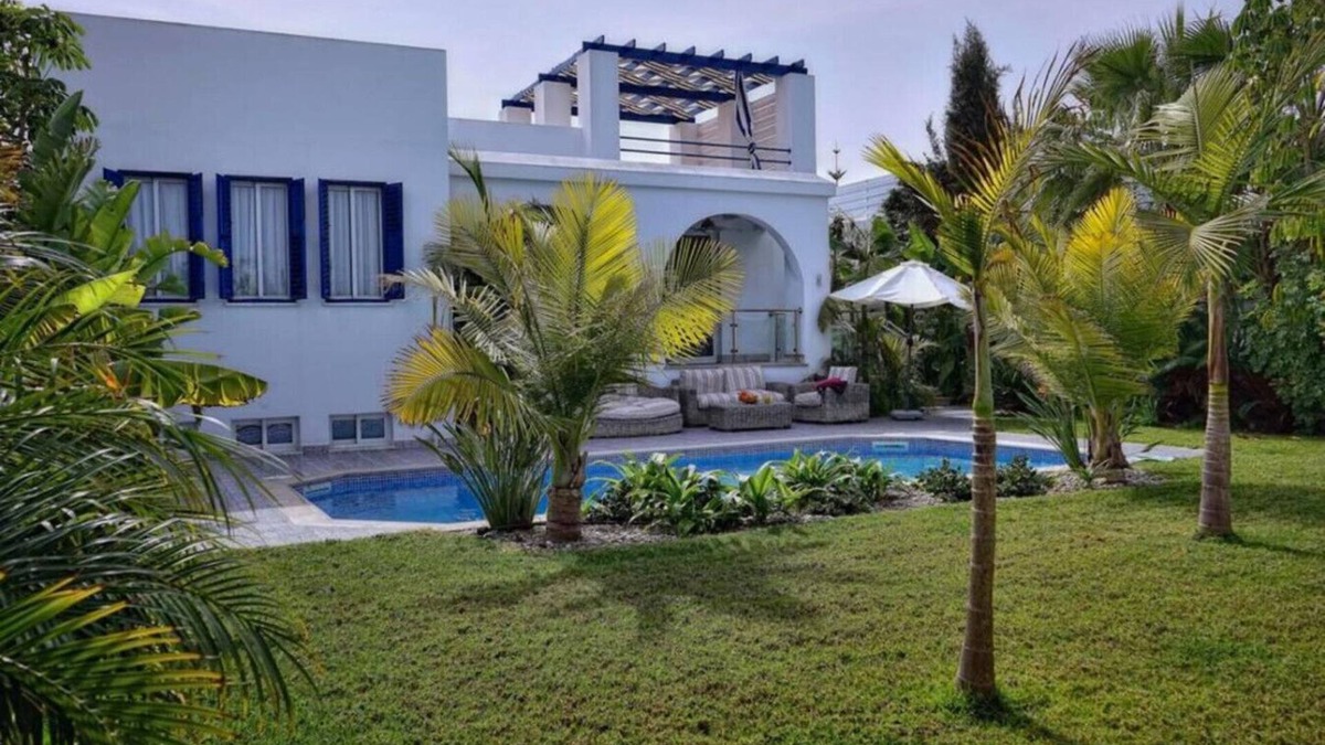 Latchi House | 3 bedroom tropical villa on the the coastline-2min to the Beach!