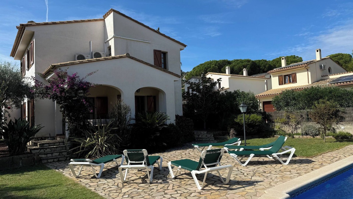Calonge Villa | 3-bedroom villa in peaceful Calonge with pool, AC, and WiFi, close to the beach.