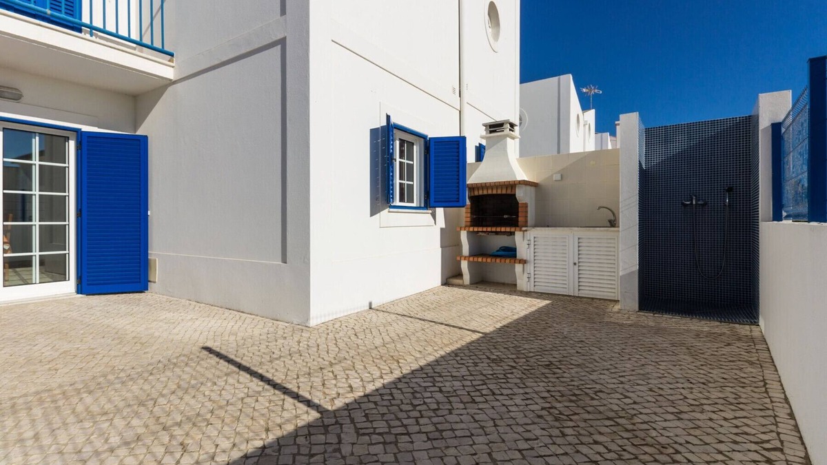 Manta Rota Ski Chalet | 3 bedroom villa on the 1st line of beach and Wi-Fi by AlgarveManta (14V3)