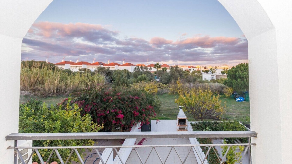 Manta Rota Ski Chalet | 3 bedroom villa with patio in Praia da Manta Rota by AlgarveManta (2V3)