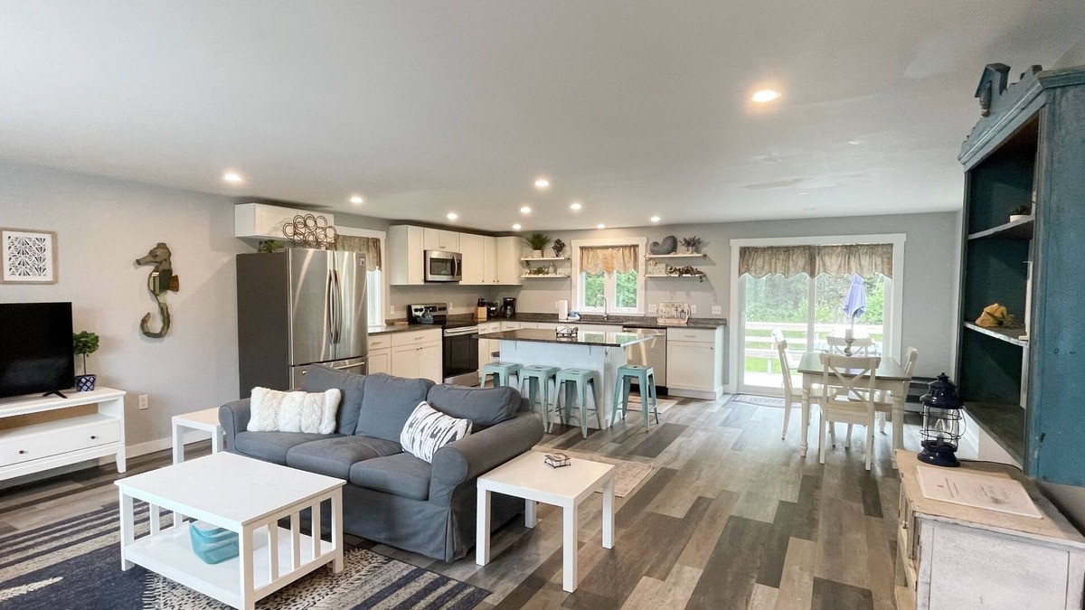 Owls Head House | 3 bedroom, walk to beach!